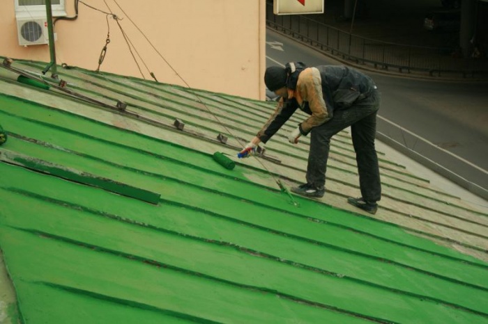 Чем покрасить крышу дома из железа