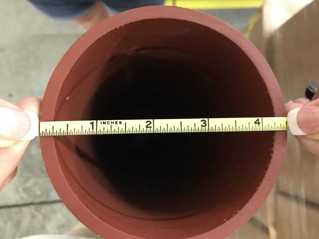 Как узнать какая труба. Замер диаметра трубы рулеткой. Замерить диаметр трубы. Измеритель диаметра труб большого диаметра. Измерить диаметр трубы рулеткой.