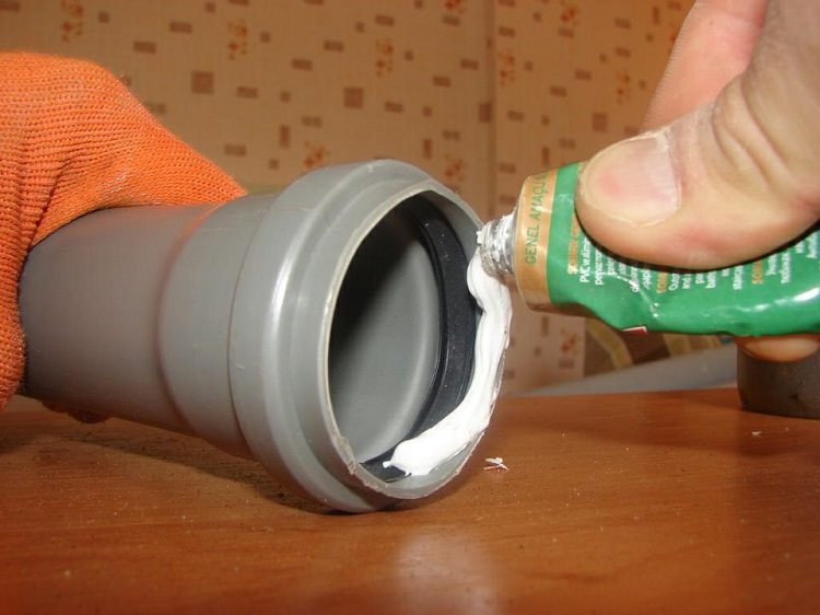 Обработка врезаемой части трубы герметиком для предупреждения протечек