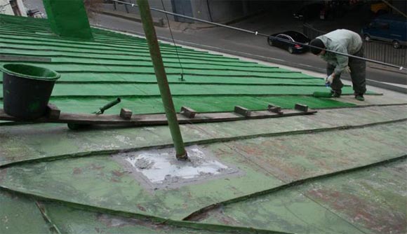 На фото: окрашивание не только защищает металл, но и преображает внешний вид крыши