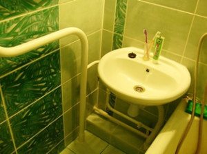 Окрашенный водопровод в ванной комнате