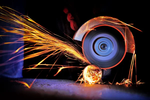 Работник резки металла с измельчителем — стоковое фото