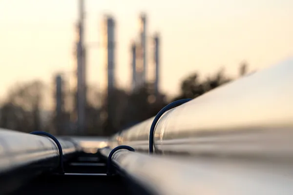 Связь трубопровода на нефтеперерабатывающем заводе — стоковое фото