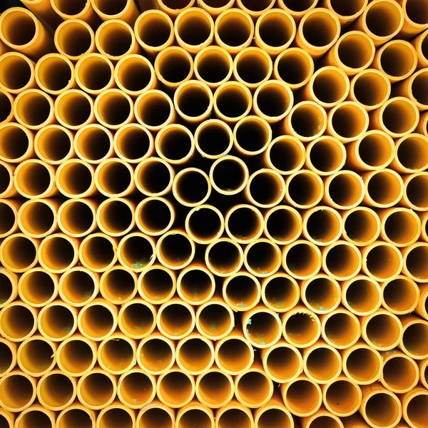 Желтая пластмассовая труба — стоковое фото