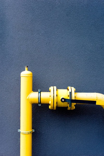 Желтая газовая труба и синий стены — стоковое фото