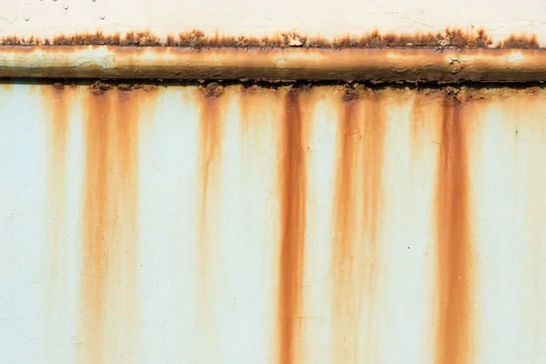 Ржавые трубы на стене — стоковое фото