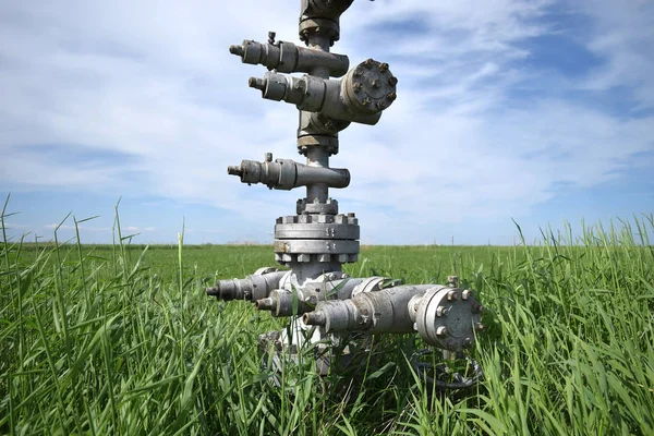 Консервированных Нефтяных Скважин Против Неба Поля Оборудование Нефтяной Скважины Клапаны — стоковое фото